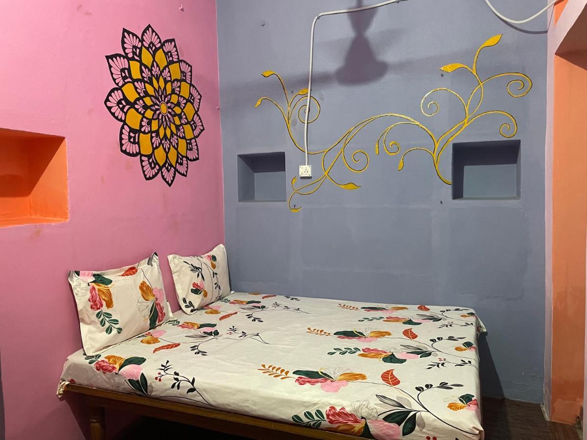 Indra Paying Guest House Varanasi Bagian luar foto