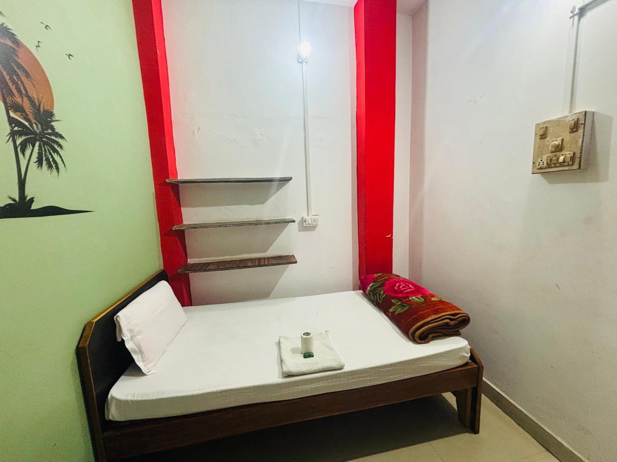 Indra Paying Guest House Varanasi Bagian luar foto